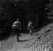 Lata 60., Tatry, Polska.
Turyści na szlaku w Tatrach.
Fot. Marek Zürn, zbiory Fundacji Ośrodka KARTA