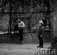 Lata 60., miejsce nieznane, Polska.
Dzieci podczas zabawy.
Fot. Marek Zürn, zbiory Fundacji Ośrodka KARTA