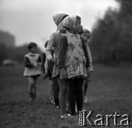 Lata 60., miejsce nieznane, Polska.
Dzieci podczas zabawy.
Fot. Marek Zürn, zbiory Fundacji Ośrodka KARTA