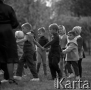 Lata 60., miejsce nieznane, Polska.
Dzieci podczas zabawy.
Fot. Marek Zürn, zbiory Fundacji Ośrodka KARTA