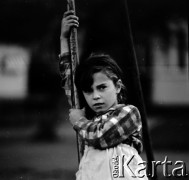 Lata 60., miejsce nieznane, Polska.
Dziecko podczas zabawy.
Fot. Marek Zürn, zbiory Fundacji Ośrodka KARTA