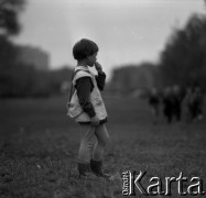 Lata 60., miejsce nieznane, Polska.
Dziecko podczas zabawy.
Fot. Marek Zürn, zbiory Fundacji Ośrodka KARTA