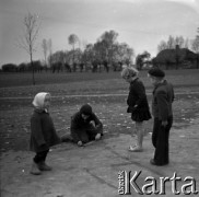 Lata 60., miejsce nieznane, Polska.
Dzieci wiejskie podczas zabawy.
Fot. Marek Zürn, zbiory Fundacji Ośrodka KARTA