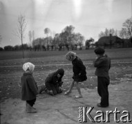Lata 60., miejsce nieznane, Polska.
Dzieci wiejskie podczas zabawy.
Fot. Marek Zürn, zbiory Fundacji Ośrodka KARTA