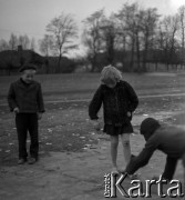 Lata 60., miejsce nieznane, Polska.
Dzieci wiejskie podczas zabawy.
Fot. Marek Zürn, zbiory Fundacji Ośrodka KARTA