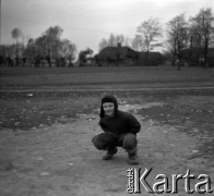 Lata 60., miejsce nieznane, Polska.
Dziecko wiejskie podczas zabawy.
Fot. Marek Zürn, zbiory Fundacji Ośrodka KARTA