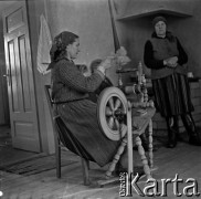 Lata 60., Opinogóra, Polska.
Kobieta przy kołowrotku.
Fot. Marek Zürn, zbiory Fundacji Ośrodka KARTA