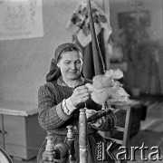Lata 60., Opinogóra, Polska.
Kobieta przy kołowrotku.
Fot. Marek Zürn, zbiory Fundacji Ośrodka KARTA