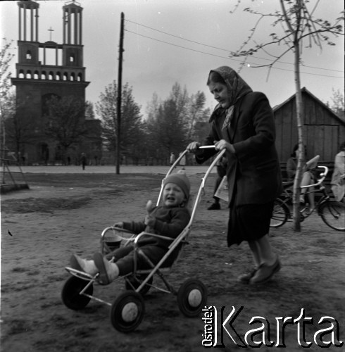 Lata 60., Warszawa, Polska.
Kobieta z dzieckiem w wózku na Żoliborzu, w głębi kościół św. Stanisława Kostki.
Fot. Marek Zürn, zbiory Fundacji Ośrodka KARTA