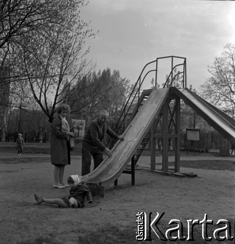 Lata 60., Warszawa, Polska.
Dzieci na placu zabaw na Żoliborzu.
Fot. Marek Zürn, zbiory Fundacji Ośrodka KARTA