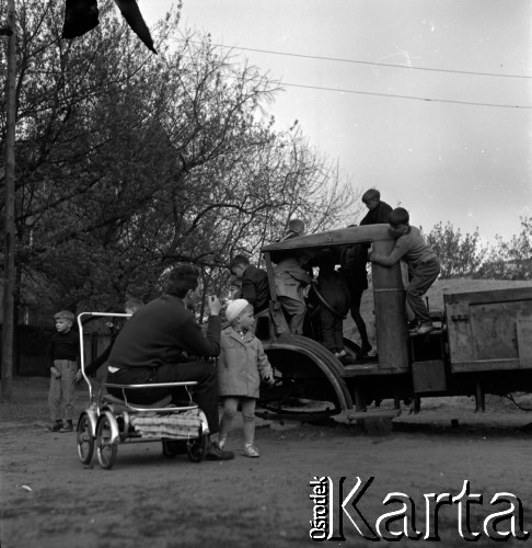 Lata 60., Warszawa, Polska.
Dzieci podczas zabawy we wraku samochodu na Żoliborzu.
Fot. Marek Zürn, zbiory Fundacji Ośrodka KARTA