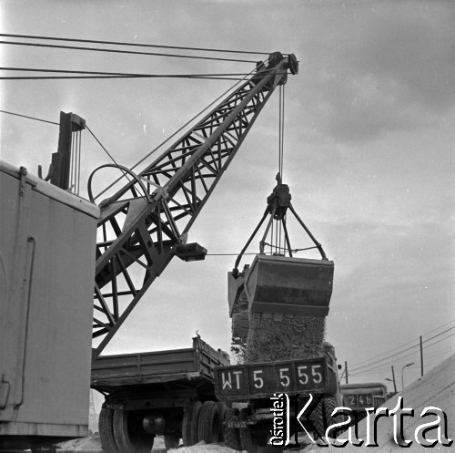 Lata 60., Warszawa, Polska.
Wydobycie piasku z Wisły.
Fot. Marek Zürn, zbiory Fundacji Ośrodka KARTA