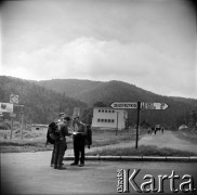 Lata 60., Cisna, Bieszczady, Polska.
Turyści przy drodze.
Fot. Marek Zürn, zbiory Fundacji Ośrodka KARTA