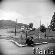 Lata 60., Cisna, Bieszczady, Polska.
Turysta przy drodze.
Fot. Marek Zürn, zbiory Fundacji Ośrodka KARTA
