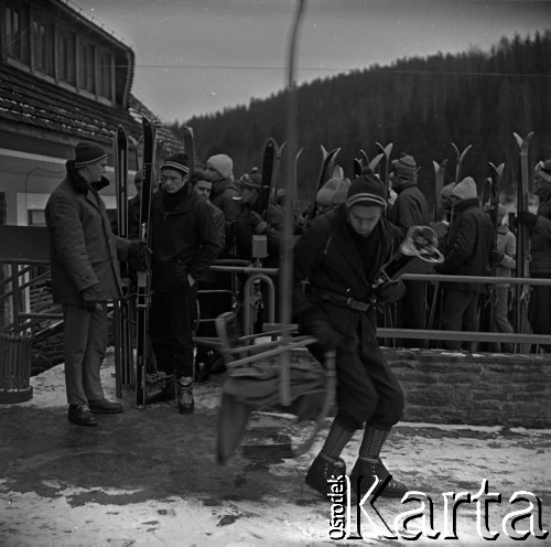 Lata 60., Szczyrk, Polska.
Kolejka do wyciągu narciarskiego.
Fot. Marek Zürn, zbiory Fundacji Ośrodka KARTA