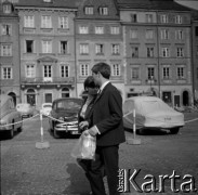 Lata 60., Warszawa, Polska.
Rynek Starego Miasta, n/z para młodych ludzi.
Fot. Marek Zürn, zbiory Fundacji Ośrodka KARTA
