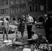 Lata 60., Warszawa, Polska.
Rynek Starego Miasta, n/z dzieci podczas zajęć plastycznych.
Fot. Marek Zürn, zbiory Fundacji Ośrodka KARTA