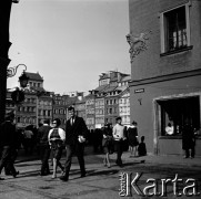Lata 60., Warszawa, Polska.
Przechodnie na Rynku Starego Miasta, wylot ulicy Świętojańskiej.
Fot. Marek Zürn, zbiory Fundacji Ośrodka KARTA