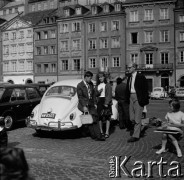 Lata 60., Warszawa, Polska.
Rynek Starego Miasta, n/z para młodych ludzi przy samochodzie Volkswagen 