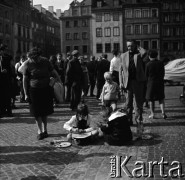 Lata 60., Warszawa, Polska.
Rynek Starego Miasta, n/z dzieci podczas zajęć plastycznych.
Fot. Marek Zürn, zbiory Fundacji Ośrodka KARTA