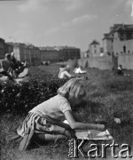 Lata 60., Warszawa, Polska.
Ddzieci podczas zajęć plastycznych na ulicy Podwale.
Fot. Marek Zürn, zbiory Fundacji Ośrodka KARTA