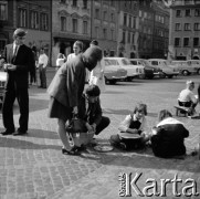 Lata 60., Warszawa, Polska.
Rynek Starego Miasta, n/z dzieci podczas zajęć plastycznych.
Fot. Marek Zürn, zbiory Fundacji Ośrodka KARTA