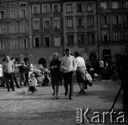 Lata 60., Warszawa, Polska.
Rynek Starego Miasta, n/z para młodych ludzi.
Fot. Marek Zürn, zbiory Fundacji Ośrodka KARTA