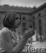 Lata 60., Warszawa, Polska.
Dziewczynka z figurką ulepioną podczas zajęć plastycznych na placu Defilad.
Fot. Marek Zürn, zbiory Fundacji Ośrodka KARTA