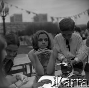 Lata 60., Warszawa, Polska.
Dzieci podczas zajęć plastycznych na placu Defilad.
Fot. Marek Zürn, zbiory Fundacji Ośrodka KARTA