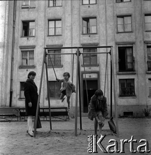 Lata 60., Warszawa, Polska.
Dzieci na placu zabaw - podwórko na tyłach placu Komuny Paryskiej (obecnie plac Wilsona) na Żoliborzu.
Fot. Marek Zürn, zbiory Fundacji Ośrodka KARTA