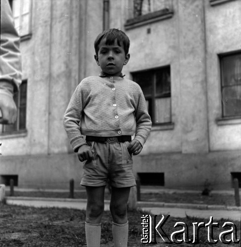 Lata 60., Warszawa, Polska.
Dziecko na podwórku na tyłach placu Komuny Paryskiej (obecnie plac Wilsona) na Żoliborzu.
Fot. Marek Zürn, zbiory Fundacji Ośrodka KARTA