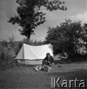 Lata 60., miejsce nieznane, Polska.
Biwak pod namiotem.
Fot. Marek Zürn, zbiory Fundacji Ośrodka KARTA