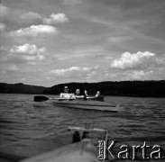 Lata 60., miejsce nieznane, Polska.
Kajaki na jeziorze.
Fot. Marek Zürn, zbiory Fundacji Ośrodka KARTA
