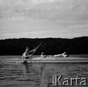 Lata 60., miejsce nieznane, Polska.
Kajaki na jeziorze.
Fot. Marek Zürn, zbiory Fundacji Ośrodka KARTA