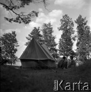 Lata 60., miejsce nieznane, Polska.
Biwak pod namiotem.
Fot. Marek Zürn, zbiory Fundacji Ośrodka KARTA