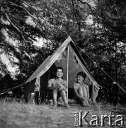 Lata 60., miejsce nieznane, Polska.
Biwak pod namiotem, n/z z lewej Marek Zürn.
Fot. Marek Zürn, zbiory Fundacji Ośrodka KARTA