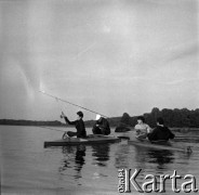 Lata 60., miejsce nieznane, Polska.
Spływ kajakowy, n/z wędkowanie z kajaków.
Fot. Marek Zürn, zbiory Fundacji Ośrodka KARTA