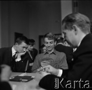 Lata 60., Warszawa, Polska.
Turniej brydżowy.
Fot. Marek Zürn, zbiory Fundacji Ośrodka KARTA