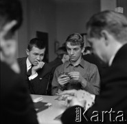 Lata 60., Warszawa, Polska.
Turniej brydżowy.
Fot. Marek Zürn, zbiory Fundacji Ośrodka KARTA