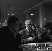 Lata 60., Warszawa, Polska.
Turniej brydżowy.
Fot. Marek Zürn, zbiory Fundacji Ośrodka KARTA