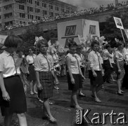 22.07.1966, Warszawa, Polska.
Defilada z okazji Święta Odrodzenia Polski (22 Lipca) na ulicy Marszałkowskiej, n/z członkinie Związku Młodzieży Wiejskiej (ZMW).
Fot. Marek Zürn, zbiory Fundacji Ośrodka KARTA
