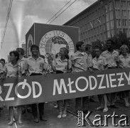 22.07.1966, Warszawa, Polska.
Defilada z okazji Święta Odrodzenia Polski (22 Lipca) na ulicy Marszałkowskiej, n/z studenci zagraniczni i członkowie Związku Młodzieży Socjalistycznej, hasło 