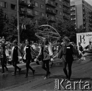 22.07.1966, Warszawa, Polska.
Defilada z okazji Święta Odrodzenia Polski (22 Lipca) na ulicy Marszałkowskiej.
Fot. Marek Zürn, zbiory Fundacji Ośrodka KARTA
