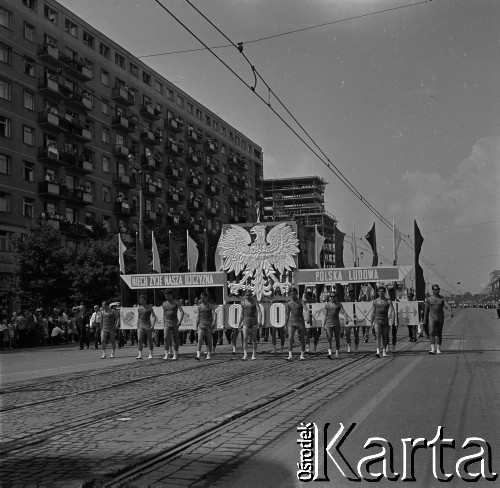 22.07.1966, Warszawa, Polska.
Defilada z okazji Święta Odrodzenia Polski (22 Lipca) na ulicy Marszałkowskiej.
Fot. Marek Zürn, zbiory Fundacji Ośrodka KARTA