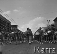 22.07.1966, Warszawa, Polska.
Defilada z okazji Święta Odrodzenia Polski (22 Lipca) na ulicy Marszałkowskiej.
Fot. Marek Zürn, zbiory Fundacji Ośrodka KARTA