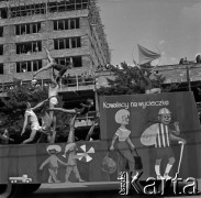 22.07.1966, Warszawa, Polska.
Defilada z okazji Święta Odrodzenia Polski (22 Lipca) na ulicy Marszałkowskiej, n/z samochód z dekoracją i napisem 