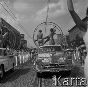 22.07.1966, Warszawa, Polska.
Defilada z okazji Święta Odrodzenia Polski (22 Lipca) na ulicy Marszałkowskiej.
Fot. Marek Zürn, zbiory Fundacji Ośrodka KARTA