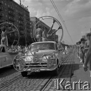 22.07.1966, Warszawa, Polska.
Defilada z okazji Święta Odrodzenia Polski (22 Lipca) na ulicy Marszałkowskiej.
Fot. Marek Zürn, zbiory Fundacji Ośrodka KARTA