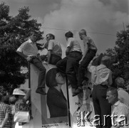 22.07.1966, Warszawa, Polska.
Defilada z okazji Święta Odrodzenia Polski (22 Lipca) na ulicy Marszałkowskiej, n/z gapie na ulicznej reklamie filmu 