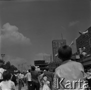 22.07.1966, Warszawa, Polska.
Defilada z okazji Święta Odrodzenia Polski (22 Lipca) na ulicy Marszałkowskiej, n/z uczestnicy obserwują przelot samolotów wojskowych.
Fot. Marek Zürn, zbiory Fundacji Ośrodka KARTA